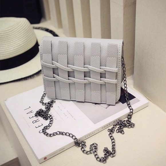 🆓 Warren Woven Crossbody Bag with Chain - Gray - Picture 2 of 4